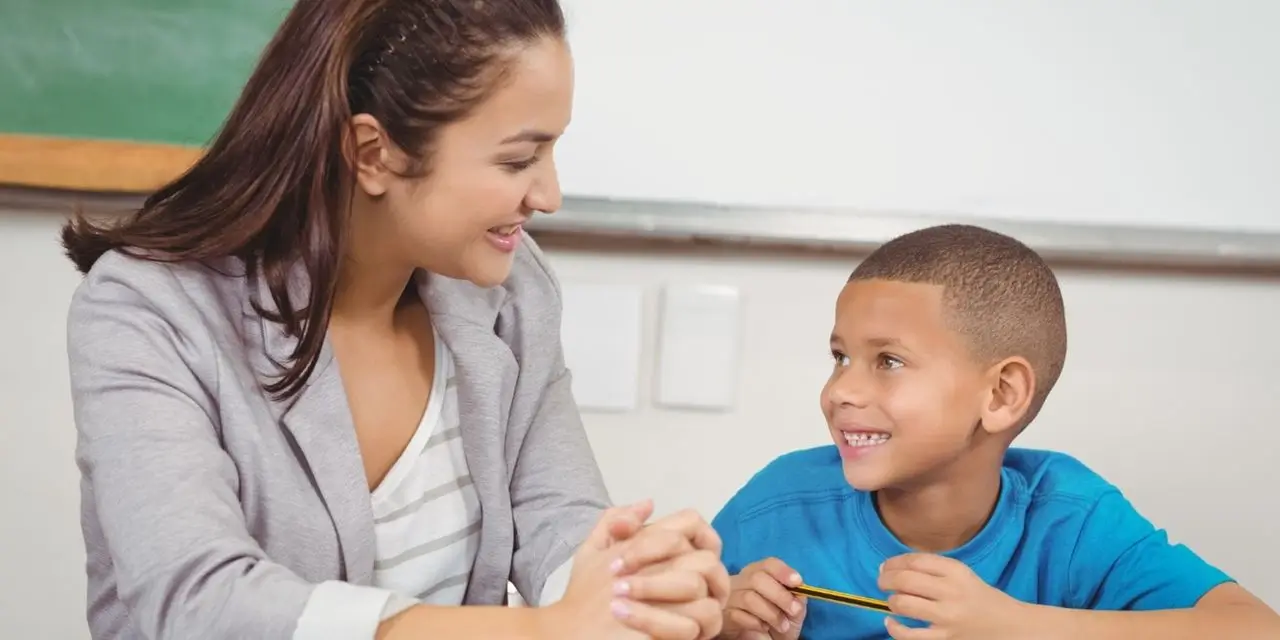 Niño con maestra